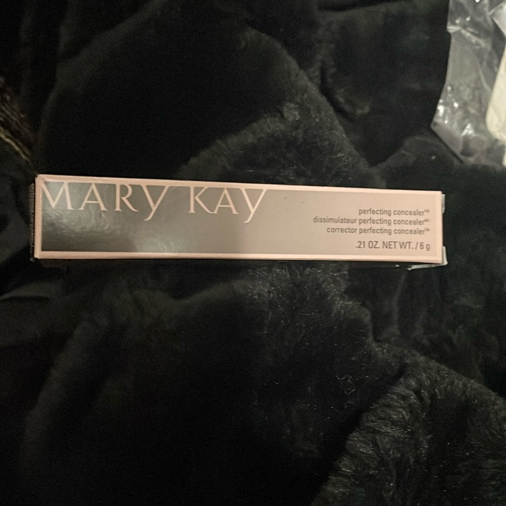 Perfecting Concealer 
Mary Kay 
Light Bronze 
.21 oz.